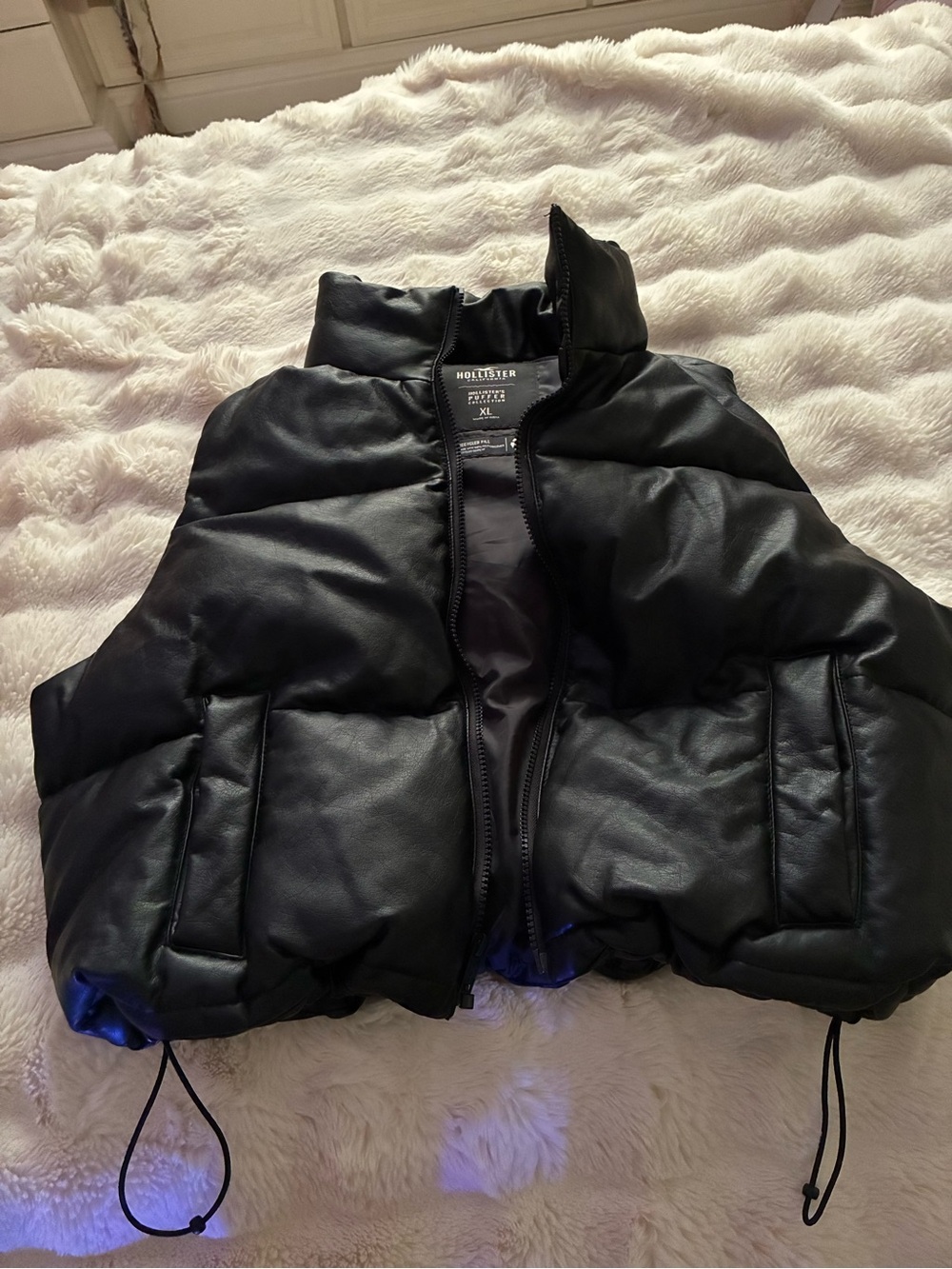 Hollister Black Puffer Collection XL Label